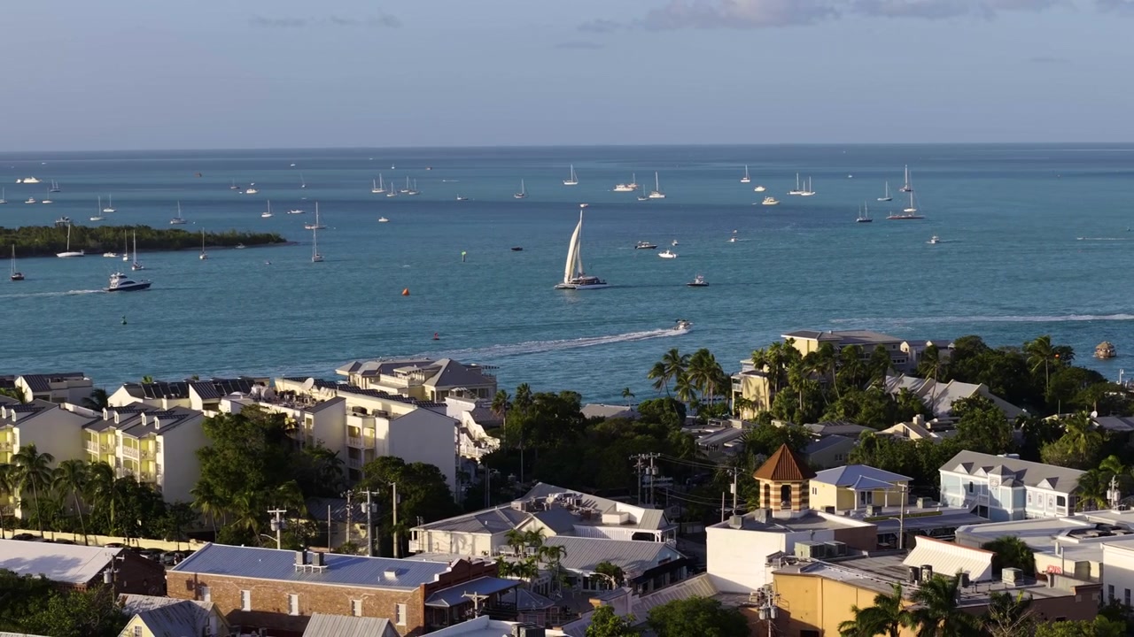 Panoramica con drone davanti alla città con barche sullo sfondo, tramonto a Key West.