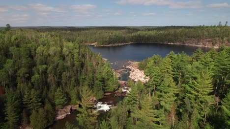 Wunderschöner-Naturclip-Des-Kanadischen-Waldes,-Sees-Und-Flusses,-4K-Drohnenaufnahme-Mit-30-Bildern-Pro-Sekunde