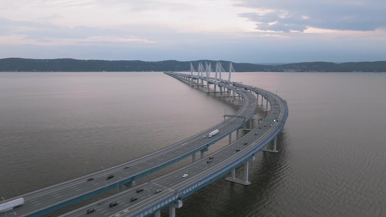 Il ponte Tappan Zee che attraversa il fiume Hudson. Scattato in una giornata nuvolosa durante l'estate