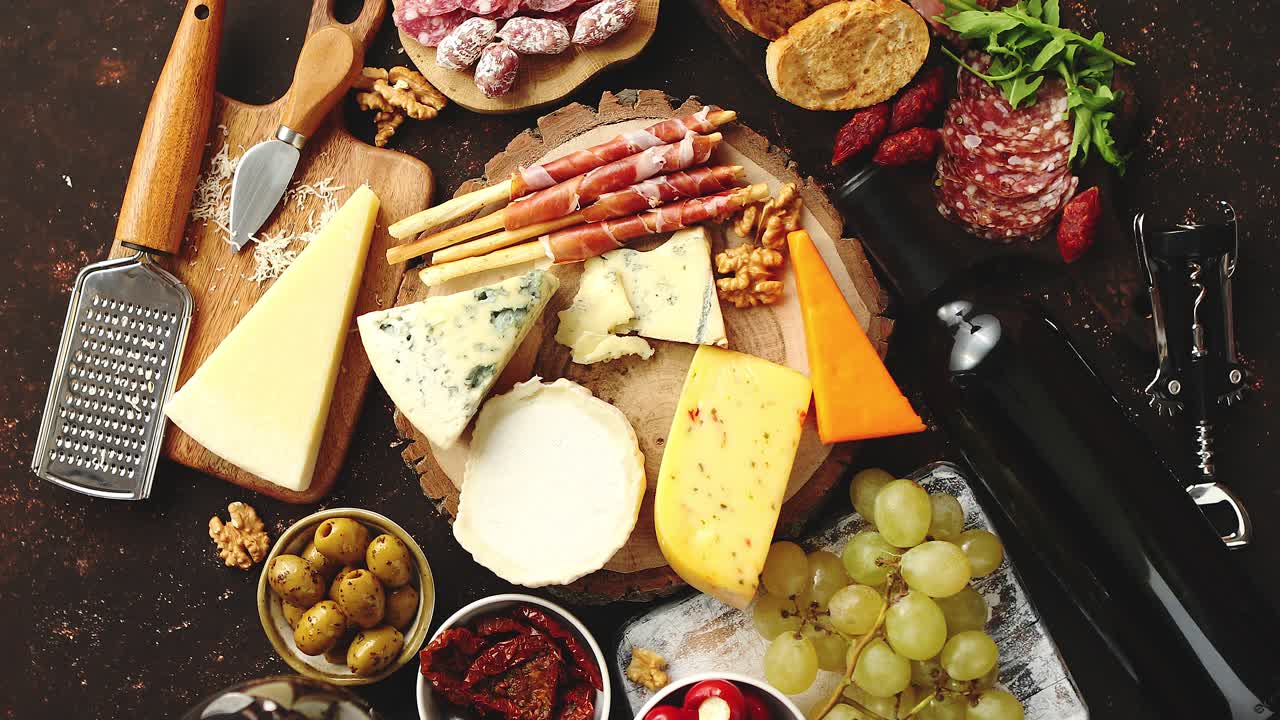 gran variedad de sabrosos aperitivos españoles, franceses o italianos