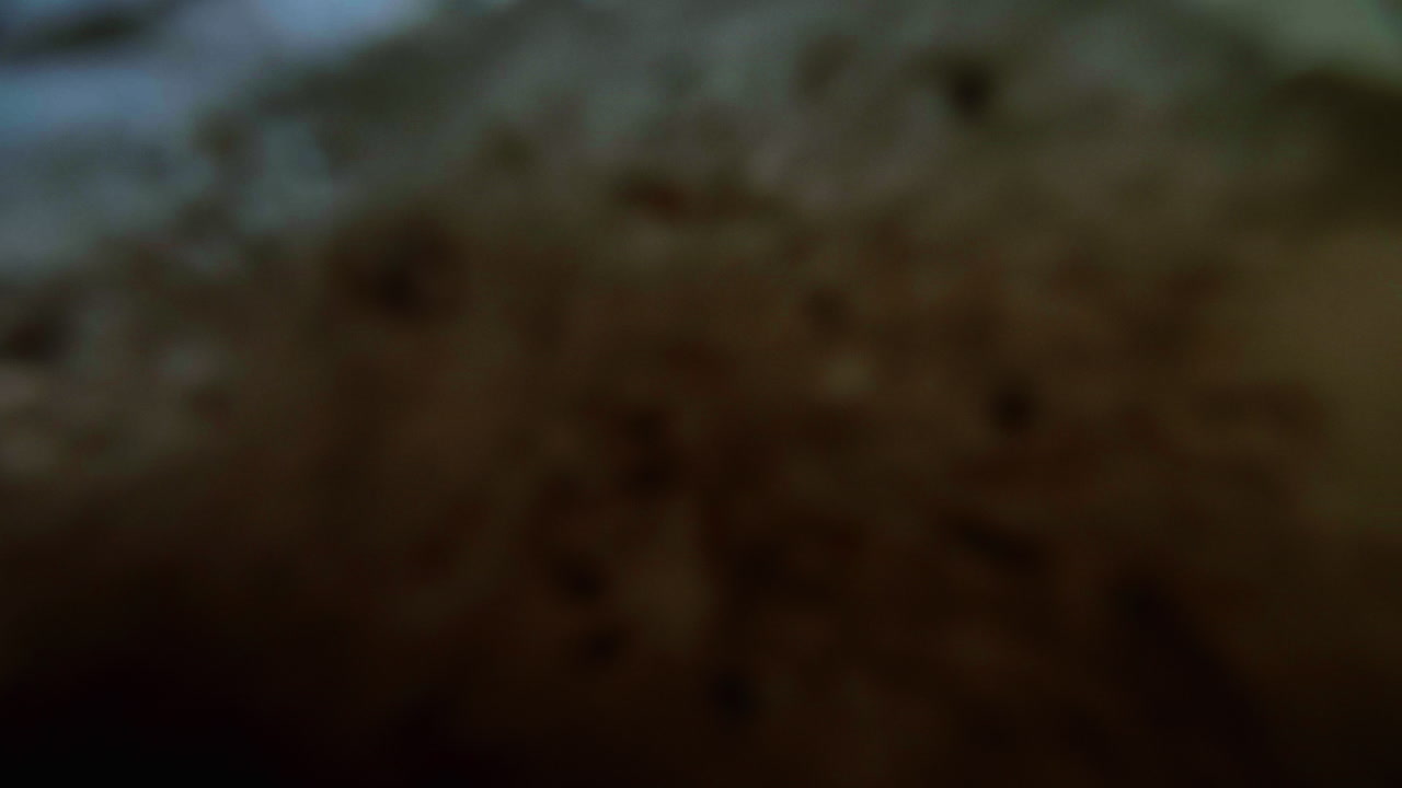 волны атлантического океана и песок, омывающий объектив фотокамеры