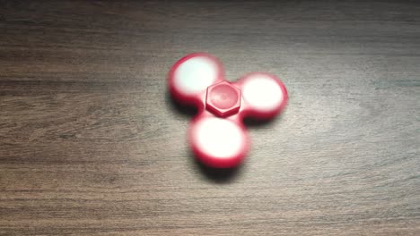 Einen-Fidget-Spinner-Auf-Einem-Tisch-Drehen