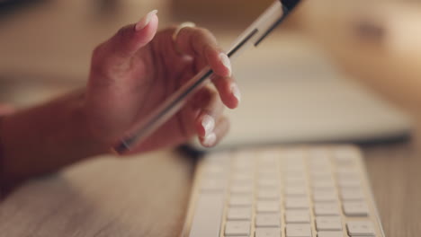 Mano-De-Mujer-Con-Bolígrafo,-Pensando-Y-Escribiendo