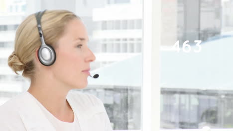 animación de números cambiando sobre mujer de negocios usando auriculares de teléfono