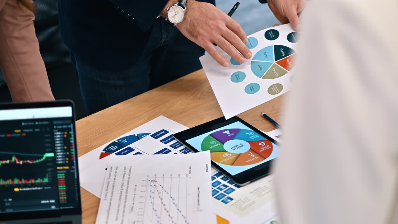 Business-Meeting in einem Büro, Angestellte, die Geschäftsangelegenheiten mit Gadgets und Papieren mit Diagrammen besprechen. Zeitlupe