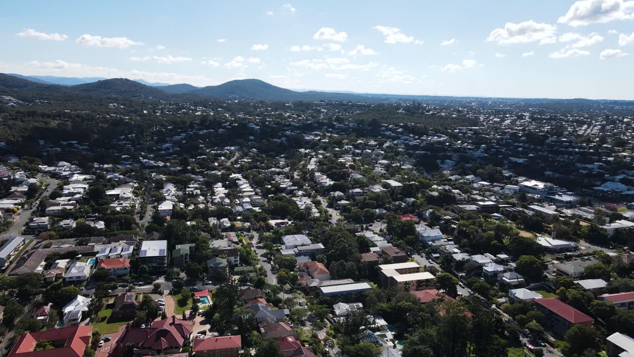 los suburbios de brisbane toowong y santa lucía con el popular destino turístico mount coot- tha en la distancia