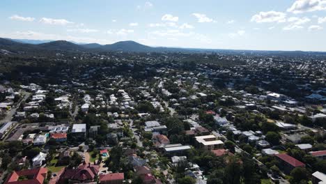 Toowong,-Suburbios-De-Brisbane-Y-Santa-Lucía,-Con-El-Popular-Destino-Turístico-Mount-Coot--Tha-En-La-Distancia