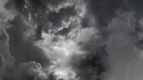 la majestuosidad de las tormentas eléctricas y las nubes oscuras