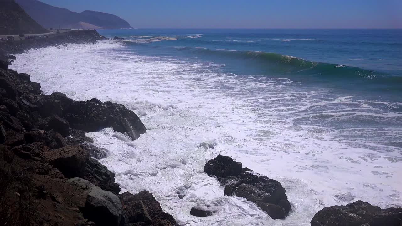grandes olas rompen a lo largo de una playa del sur de california cerca de malibu 1