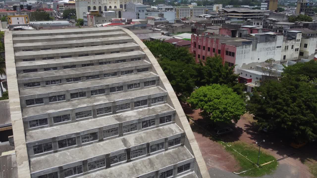 항공 회전: 엘 살바도르 의 엘 로사리오 교회 의 스테인드 글래스 창