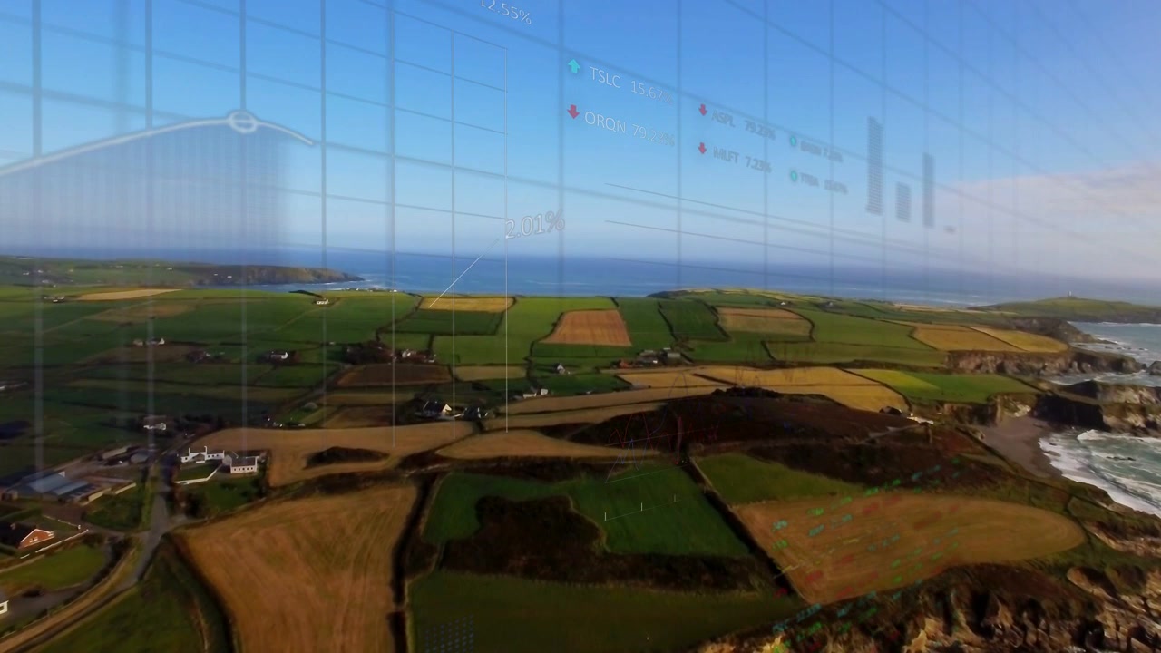 Telecamera aerea che avanza sopra fattorie costiere, attivando grafici a barre HUD che mostrano metriche agricole.