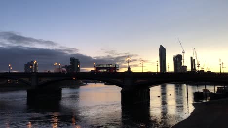 Puente-De-Battersea-En-La-Puesta-Del-Sol-Támesis-Londres