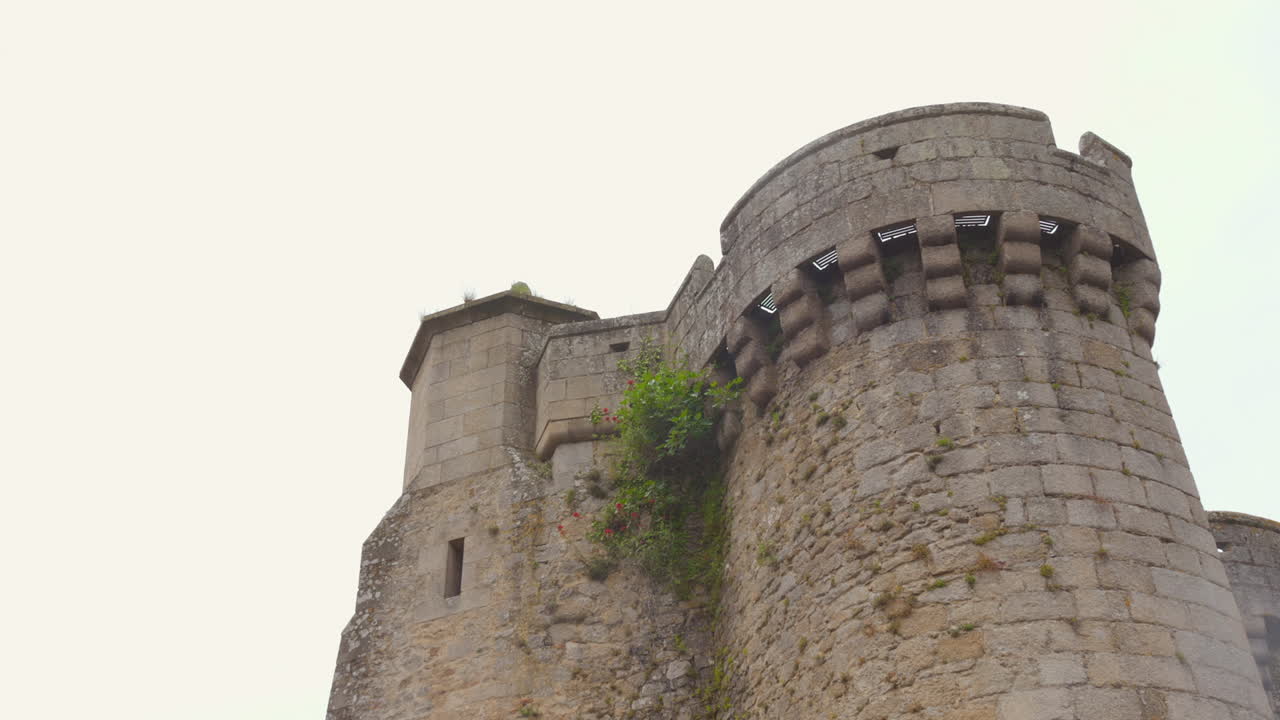 antigua torre de castillo de piedra