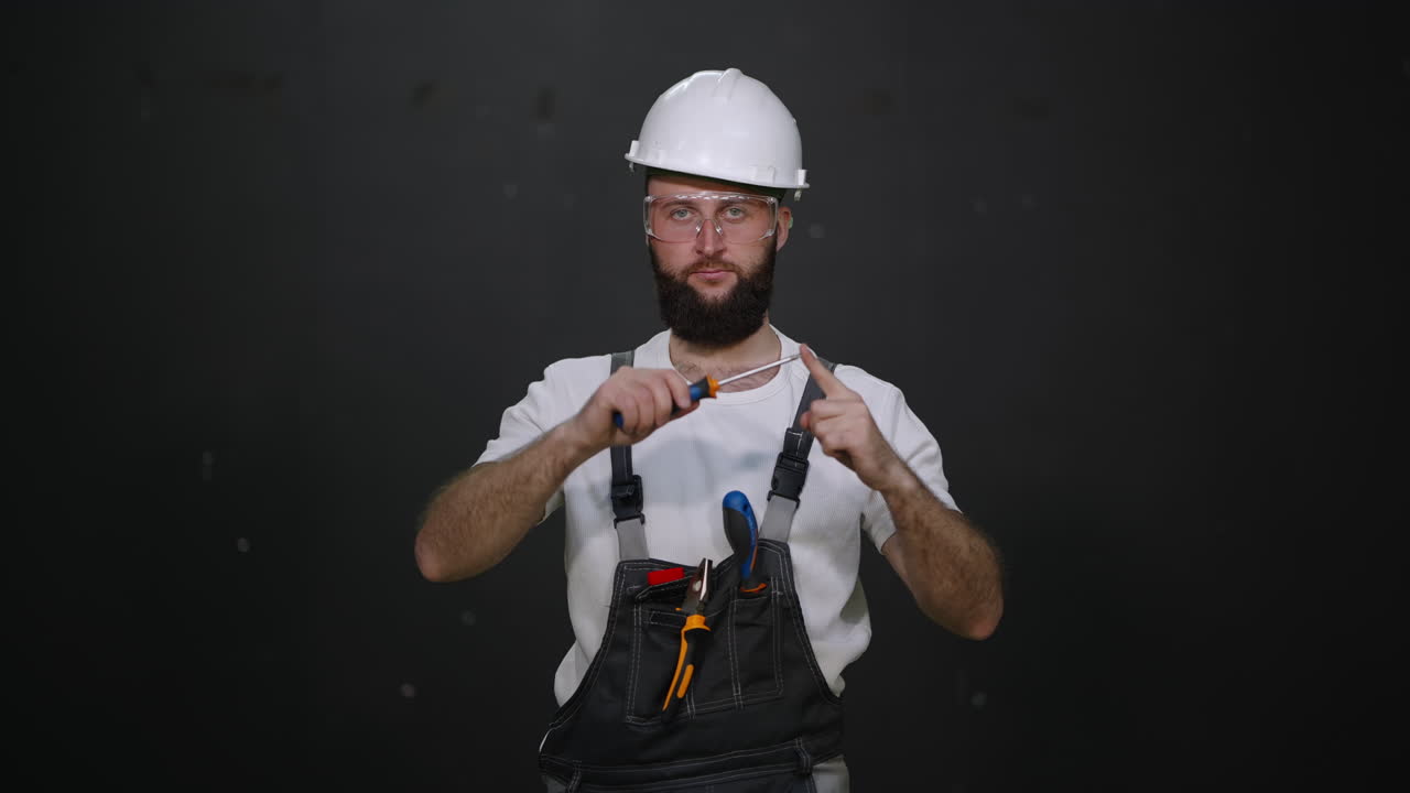 trabajador de la construcción con herramientas