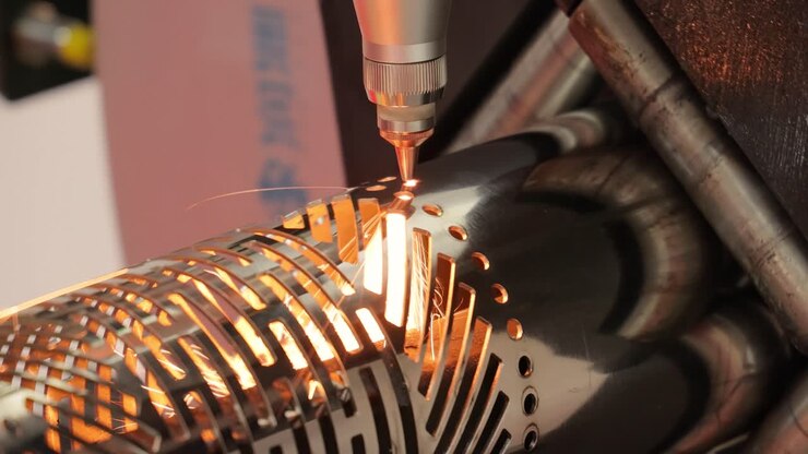 Taglio laser CNC di metallo, moderna tecnologia industriale.