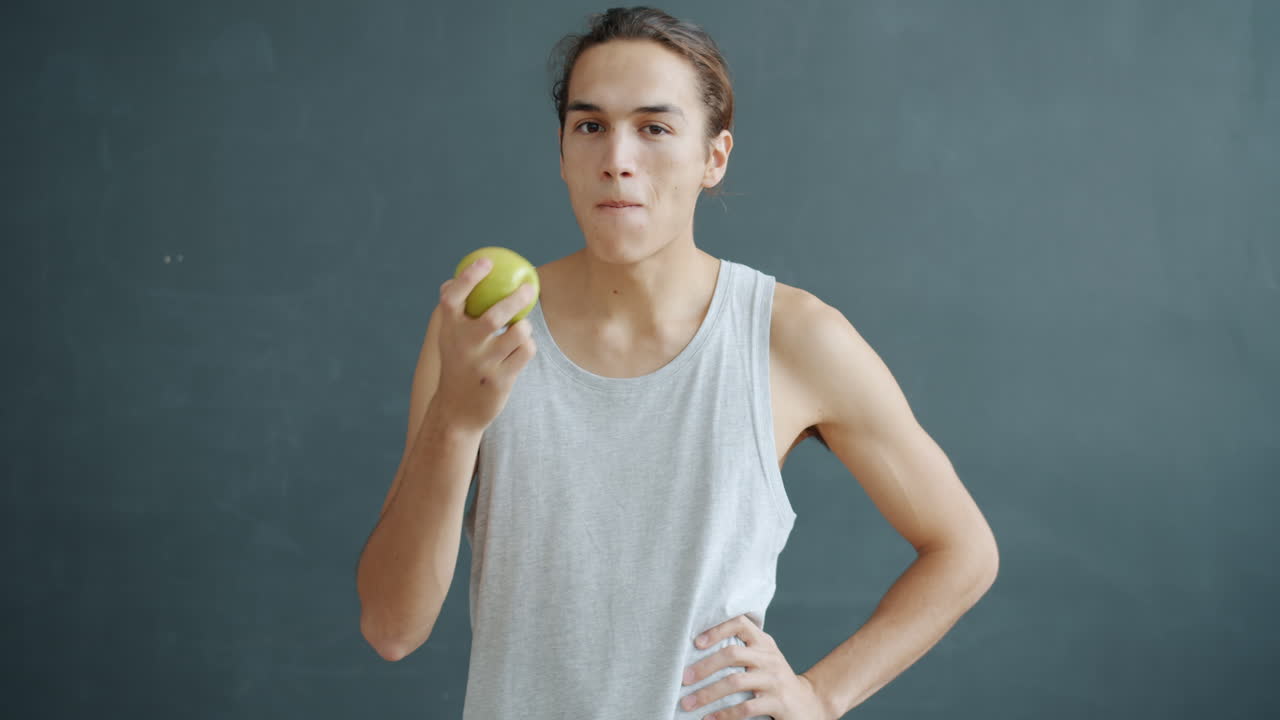 Uomo che mangia una mela