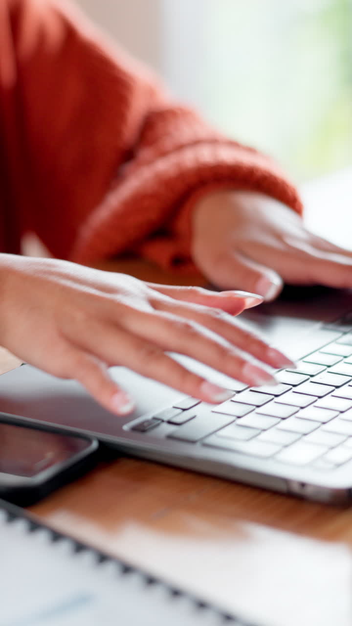 Primo piano di mani che digitano sulla tastiera di un laptop