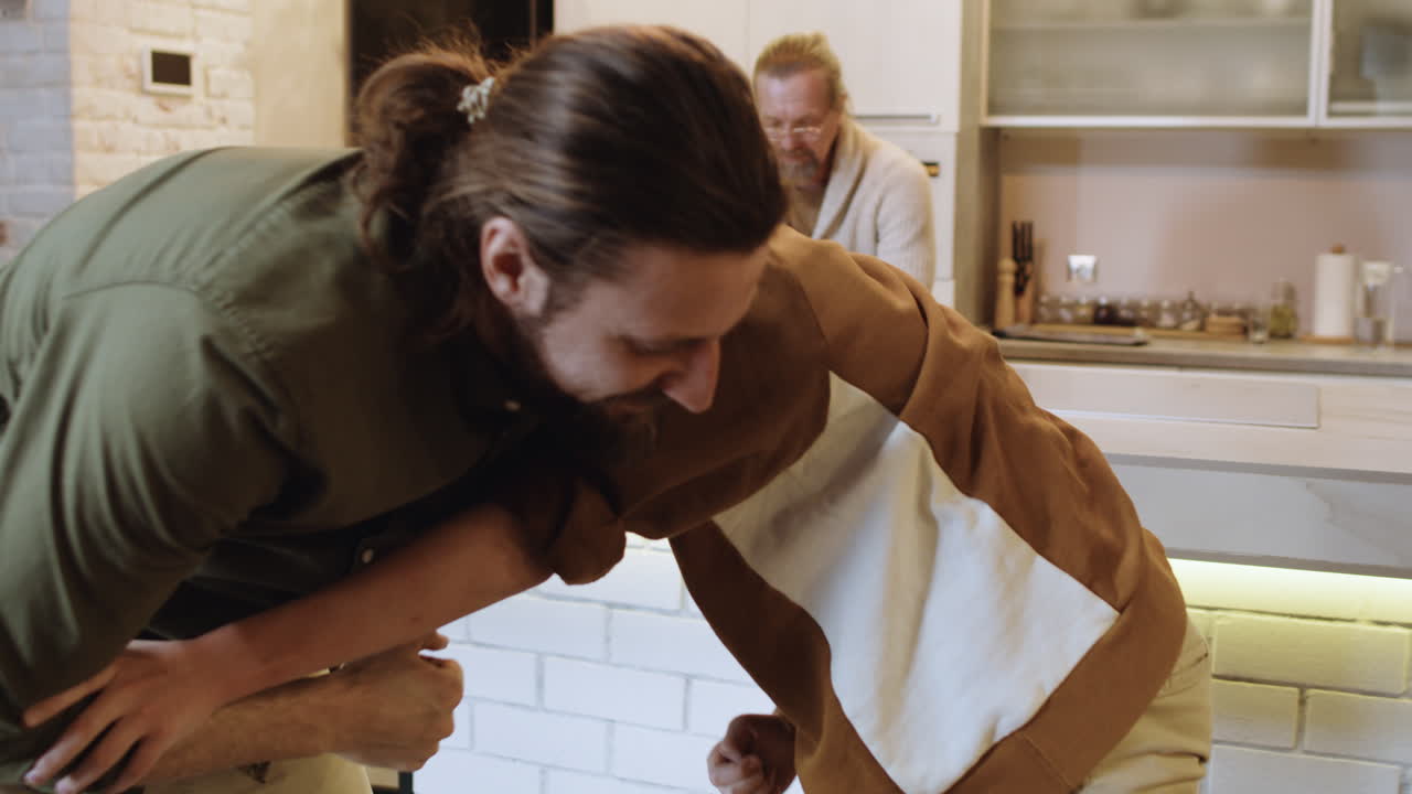 집 에 있는 백인 남자 와 소년