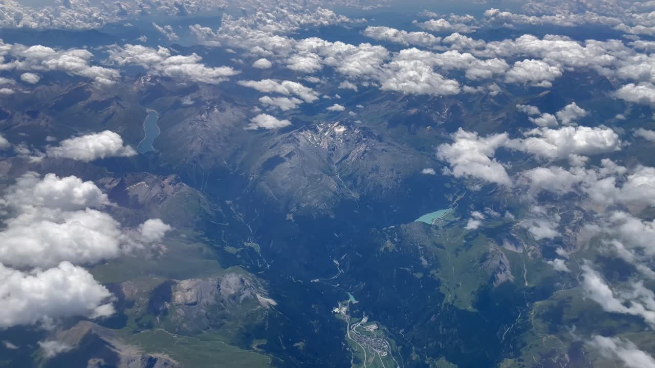 vista aérea de los alpes