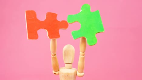 Figurine-holding-jigsaw-puzzle