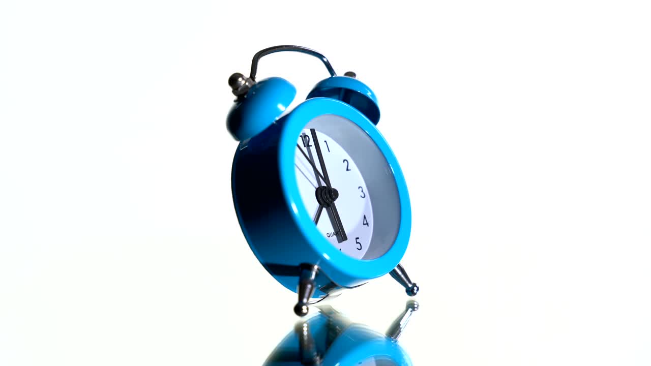 색 배경 에 있는 알람 시계