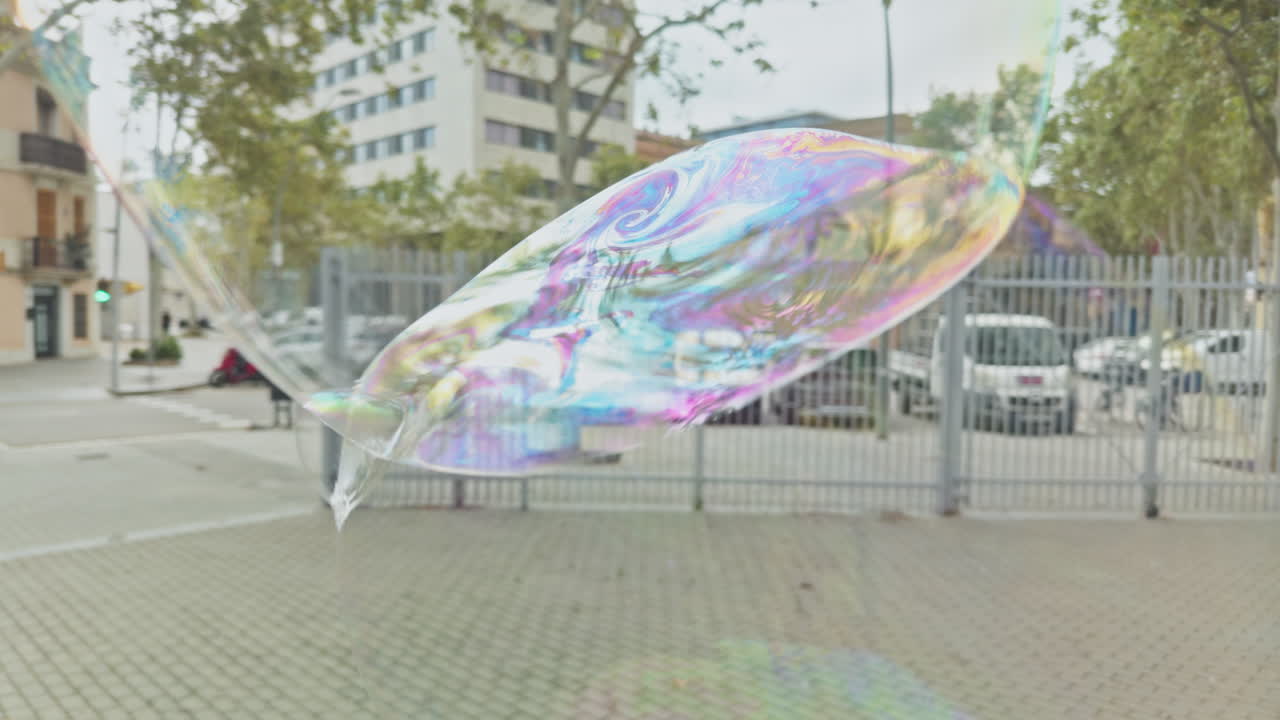 귀여운 어린 아이가 거품을 만들고