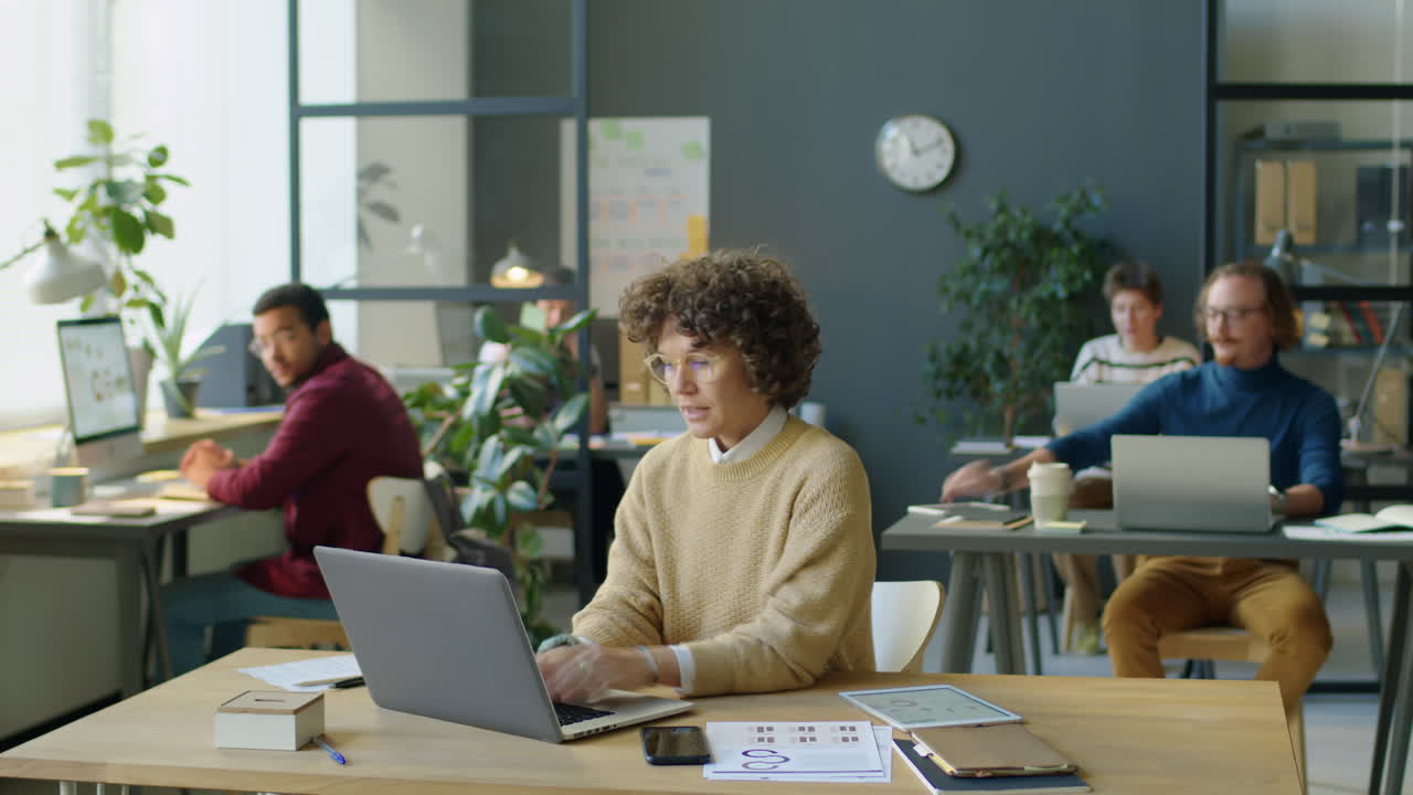 Timelapse af forretningskvinde, der arbejder på kontor