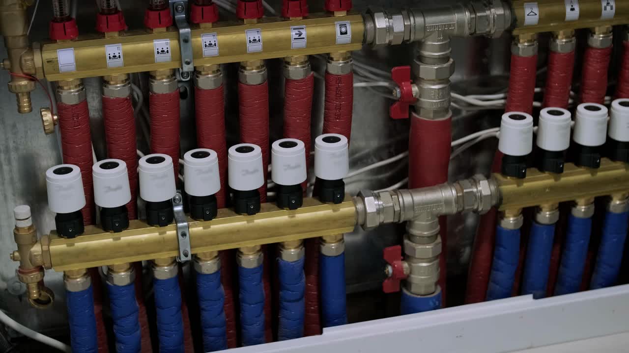 집에서 난방 시스템은 모호합니다. 현대적인 물 난방 시스템과 함께 집 보일러 방 내부