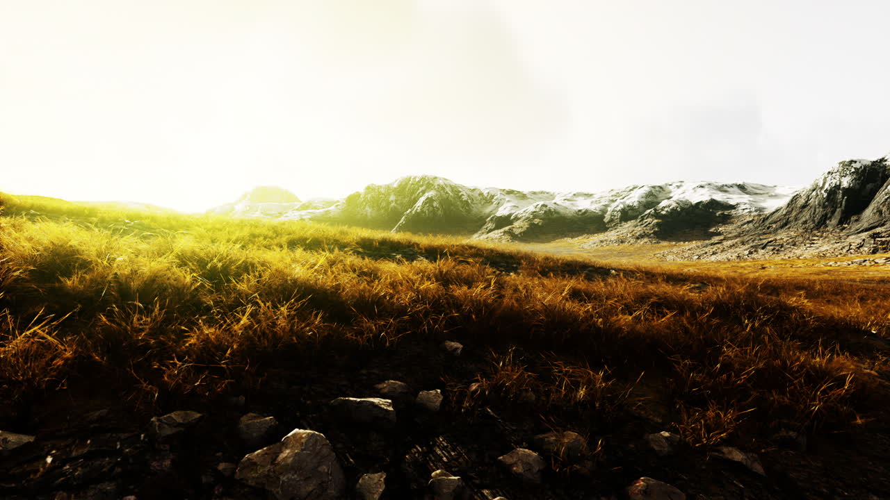campos de hierba seca y montañas en nepal