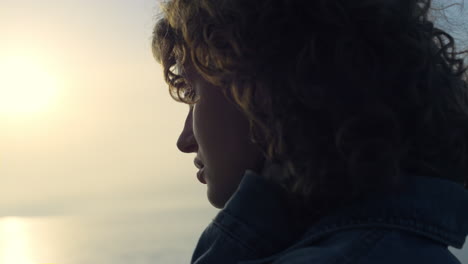 chica relajada soñando en la playa al amanecer. mujer pensativa disfrutando del horizonte del mar