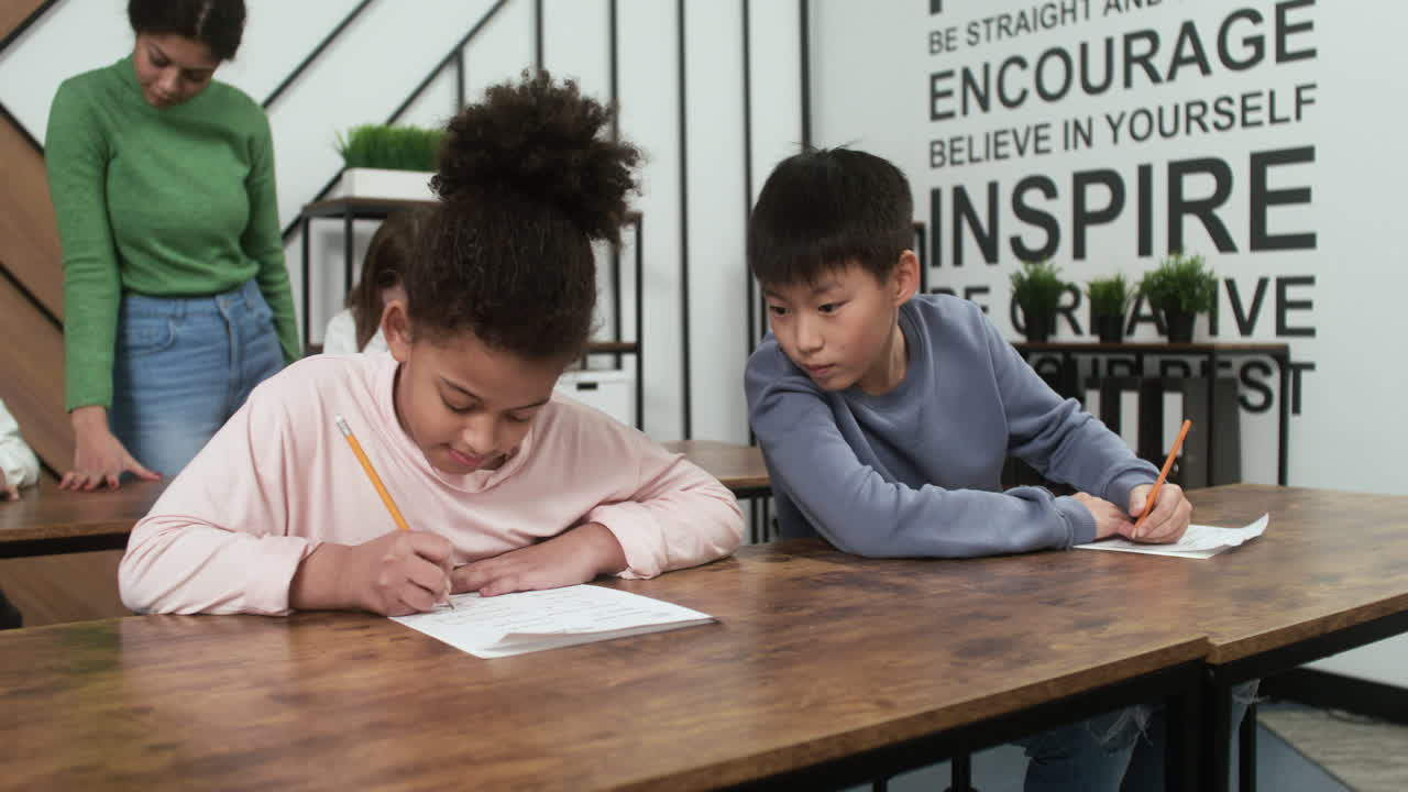 학교에 다니는 학생들