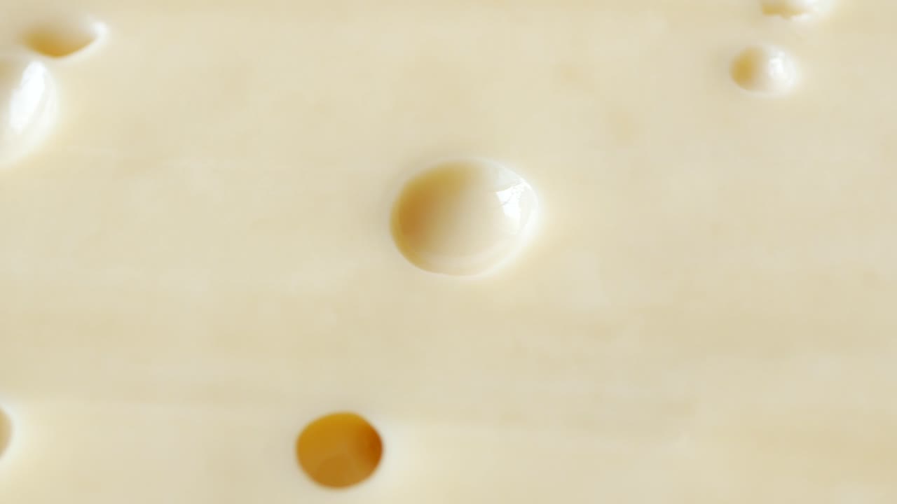 테이블 위 에 있는  ⁇ 기 보드 에 구 ⁇  이 있는  ⁇ 개진 치즈