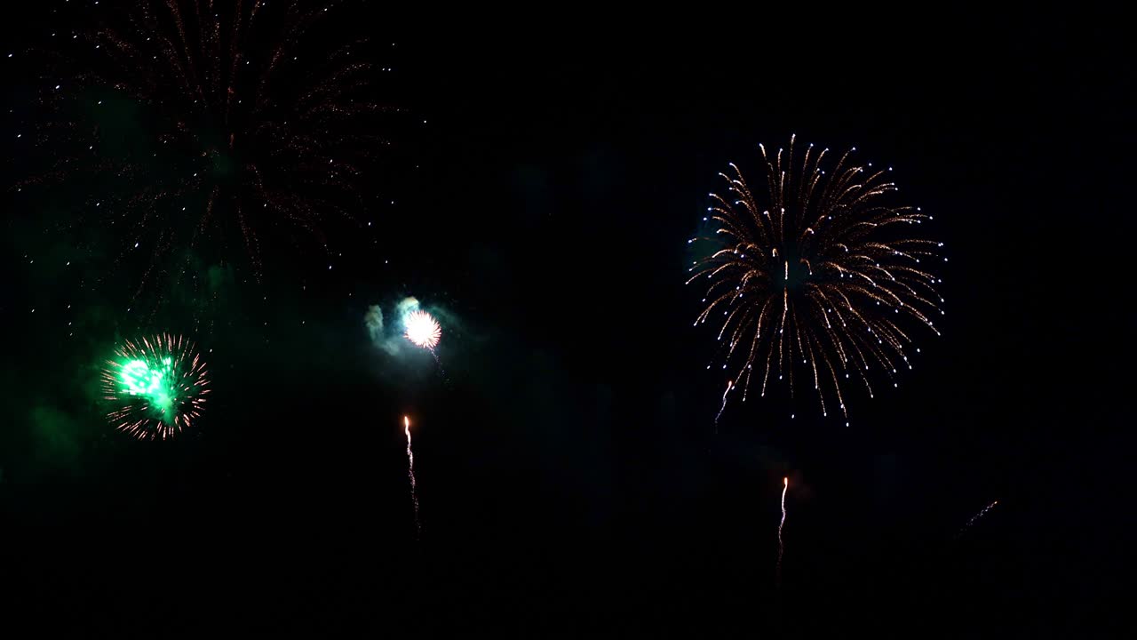 hermosa exhibición de trabajo de fuego colorido por la noche para la celebración en el festival