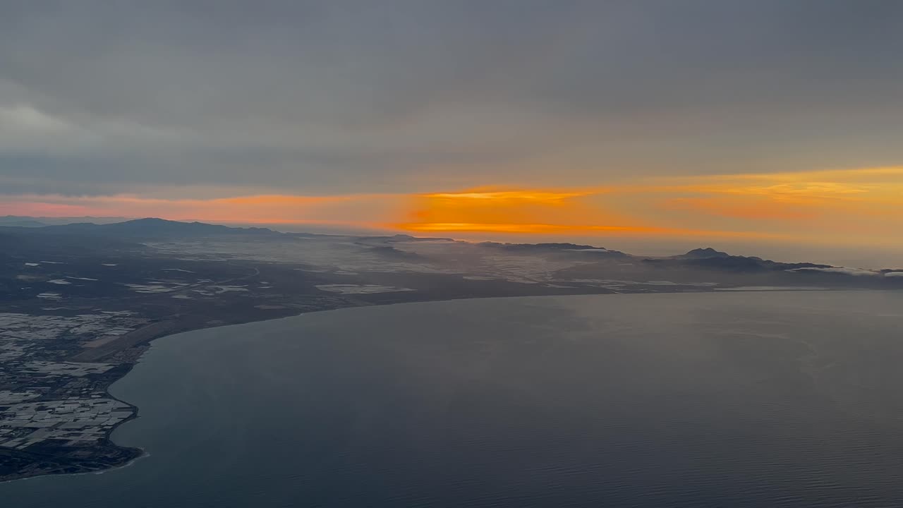 fuego al amanecer en la costa de almería y cabo de gata, españa, disparado desde la cabina de un avión