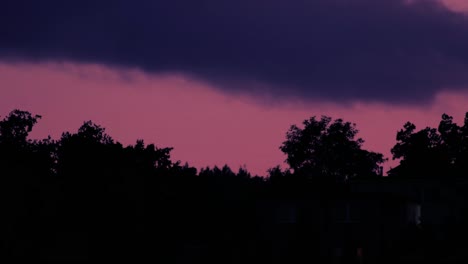 Cielo-De-Tono-Rosa-Durante-La-Puesta-De-Sol-En-El-Pueblo-Rural