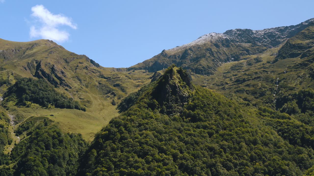 vista aérea de las montañas en ariège pyrénées, un dron volando sobre los picos