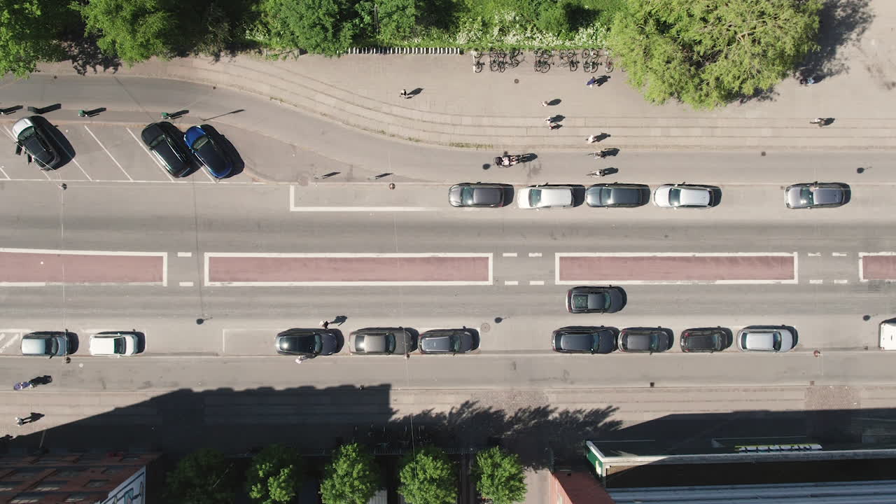 코펜하겐 시내의 공중 전망과 아래의 도로와 도시 풍경