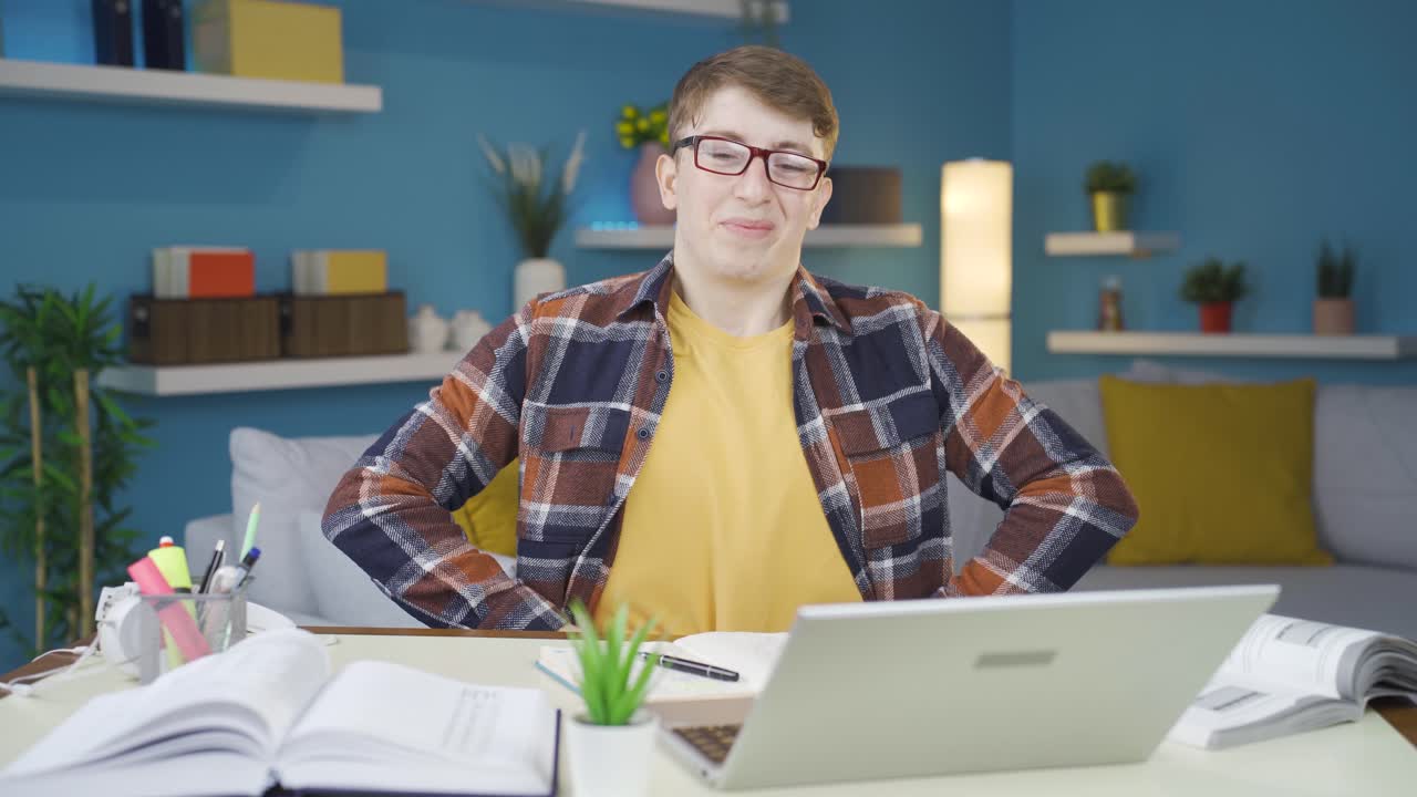 estudiante experimentando dolor abdominal.