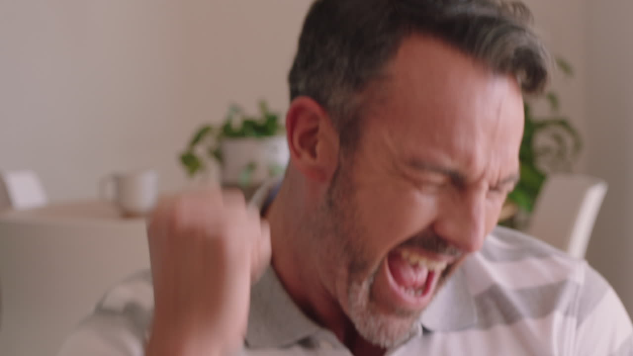 hombre feliz cantando en casa divirtiéndose celebrando el estilo de vida exitoso bailando disfrutando de la música karaoke entretenimiento