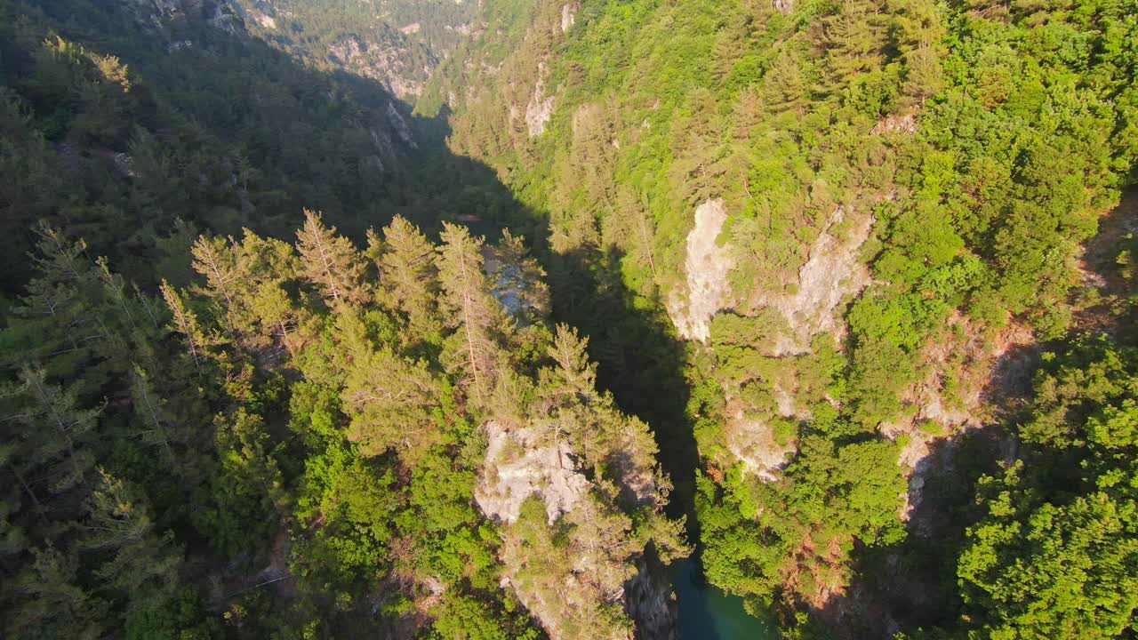 volando sobre el valle del río con montañas de bosque escarpadas durante un día soleado en el líbano