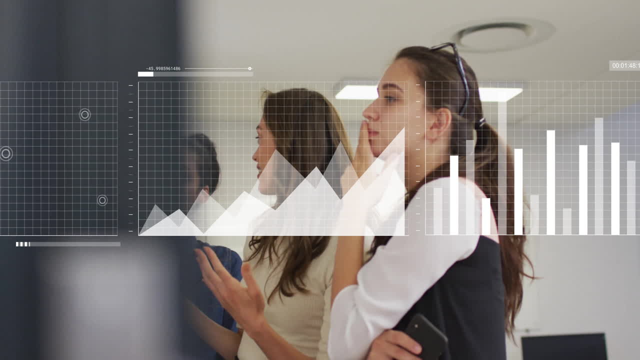 animación del procesamiento de datos financieros sobre diversos colegas tormenta de ideas en la oficina