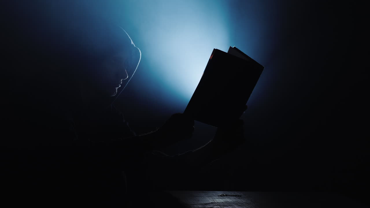 верующий читает священную книгу