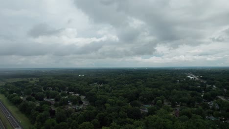 Drohne,-Die-Aus-Großer-Höhe-Auf-Die-Stadt-Ohio-Zufliegt,-Die-Von-Bäumen-Umgeben-Ist,-Und-Die-Stadt-In-Ihrer-Ganzen-Pracht-Einfängt