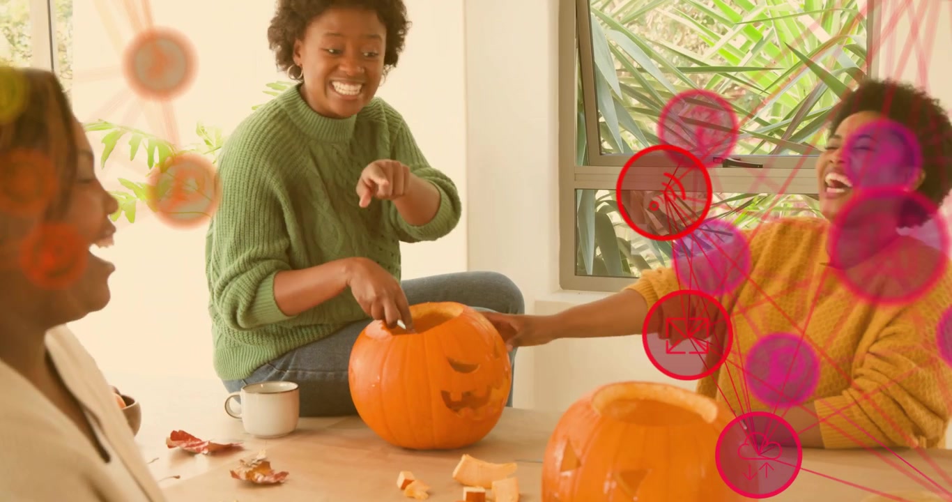 Tre amici che prendono una zucca, ne svuotano la polpa e intagliano facce usando guide animate per la decorazione.