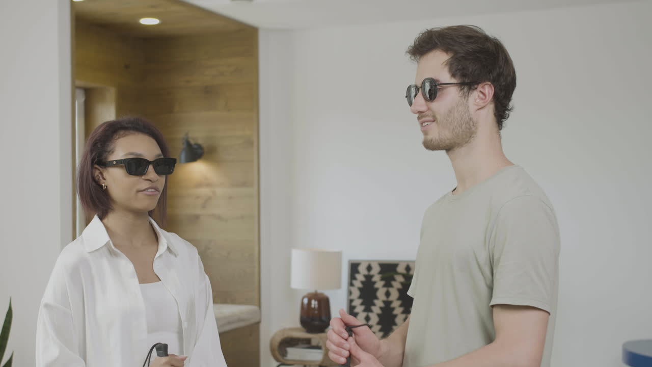 아파트 에 있는 시각 장애인 친구 들