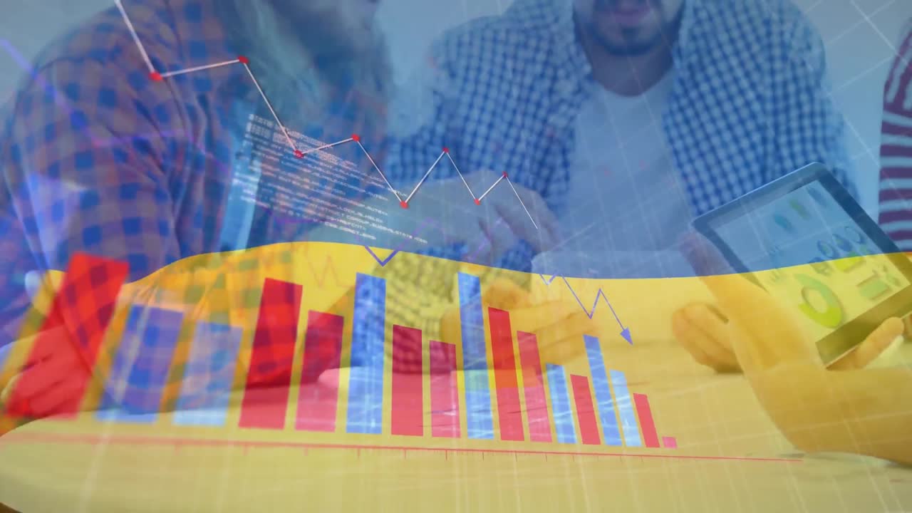 animação da bandeira da ucrânia e gráficos sobre colegas multirraciais discutindo relatório em tablet digital