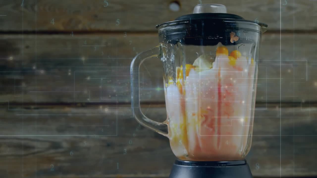 Mixerknopf drehen, Klingen setzen sich in Bewegung, Joghurt und Früchte werden in einen orangefarbenen Smoothie-Strudel gezogen.