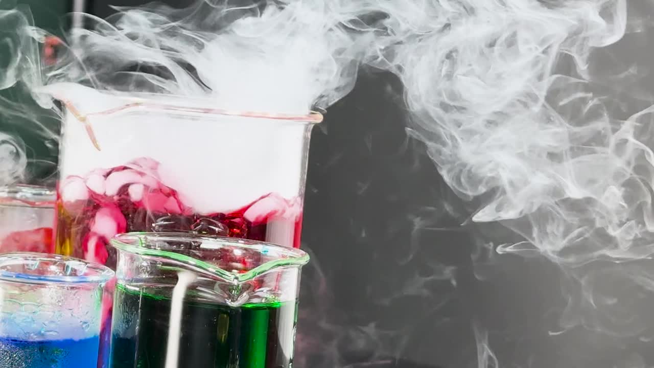 reacción química colorida en el laboratorio