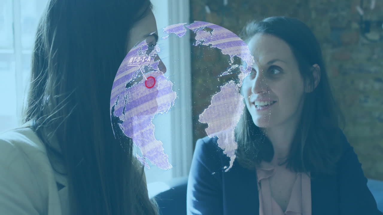 animación de globo digital sobre dos mujeres de negocios teniendo una conversación en la oficina