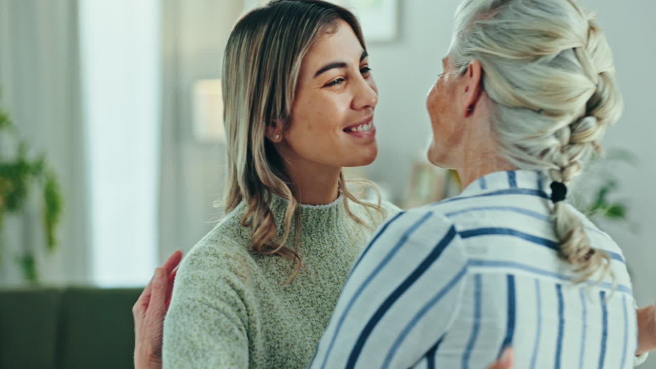 사랑, 포옹, 그리고 살아있는 고위 어머니와 여성